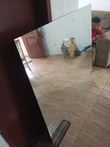 Vendo duas cadeiras de barbeiro e um espelho grande