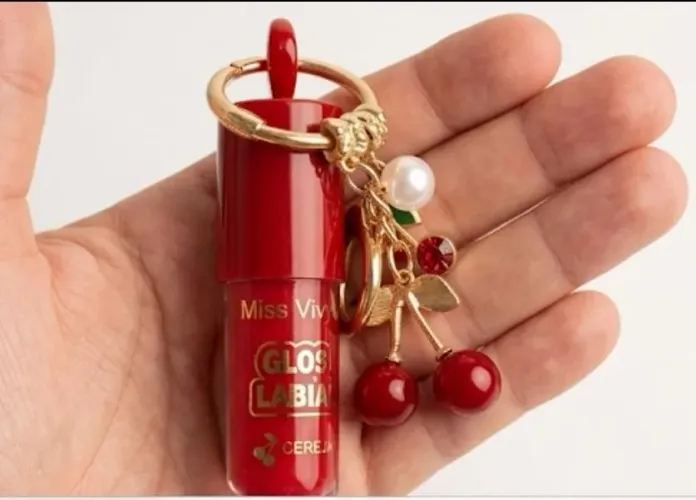 Brilho Labial Miss Vivy Gloss Labial Cereja + Chaveiro Charm Exclusivo