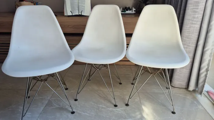 3 Cadeiras brancas  Eames com pés cromados