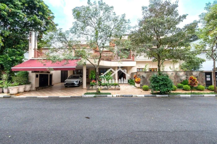 Vende mansão em condomínio fechado próximo ao Portal do Morumbi com 906m² de área construí