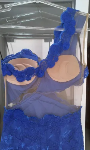 Vestido de festa longo azul royal em renda