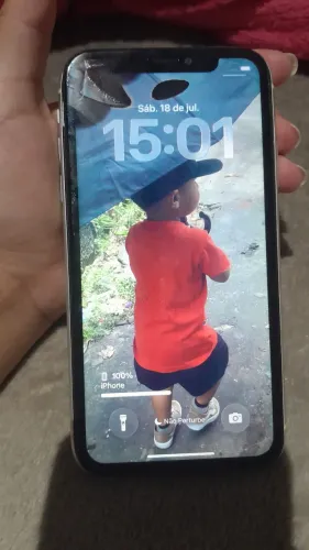 Vendo esse iPhone, com a tela quebrada funcionando tudo normal