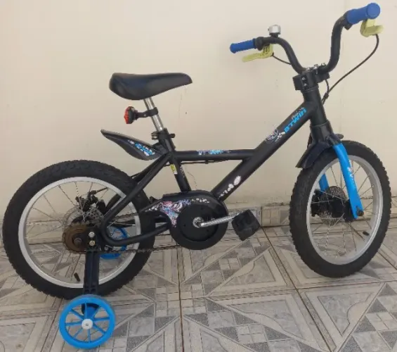 Bicicleta preta infantil aro 16 com rodinhas de apoio