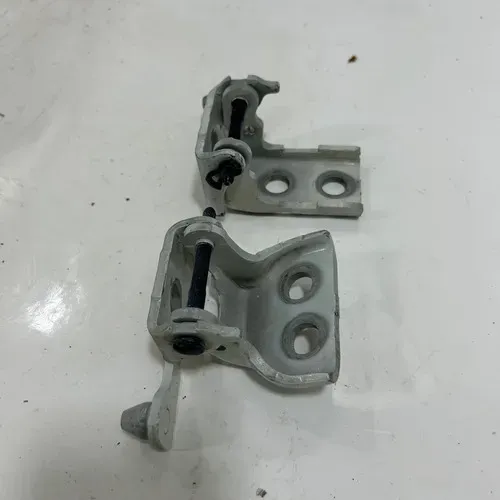 Dobradiça Porta Dianteira Esquerda Peugeot 308 2013 Par