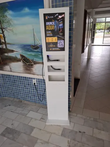 Totem com carregador de Celular