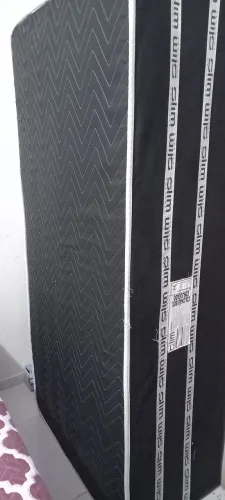 Vendo uma cama box solteiro seme -novo .