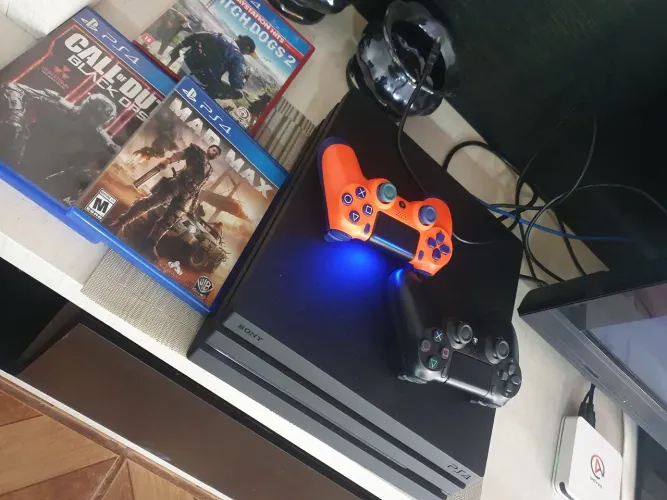 PS4 PRO 1TB + PS PLUS 2 CONTROLES + 3 JOGOS