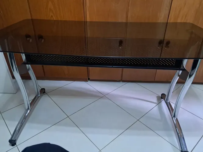 Mesa de Jantar Com Vidro Escuro