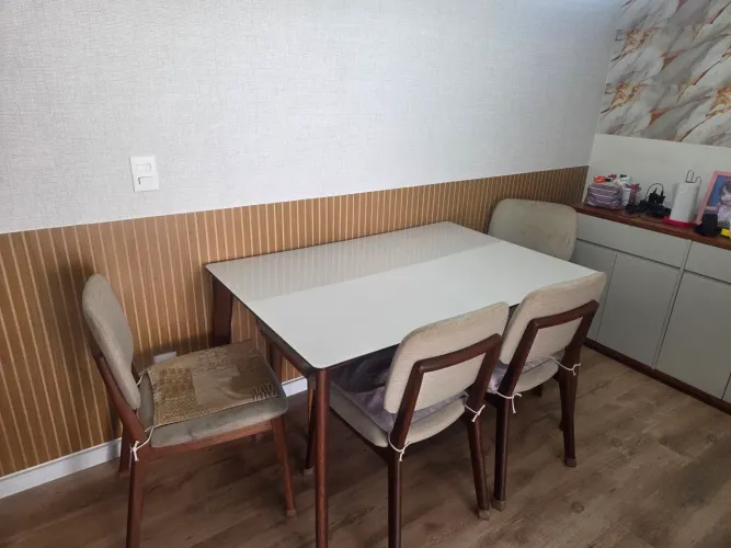 MESA DE JANTAR COM 4 CADEIRAS