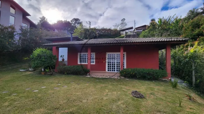 Chácara com 3 Suítes, Lareira e Piscina em Condomínio Atibaia