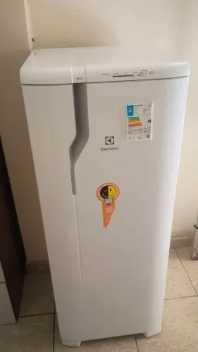 geladeira dá marca Eletrolux 