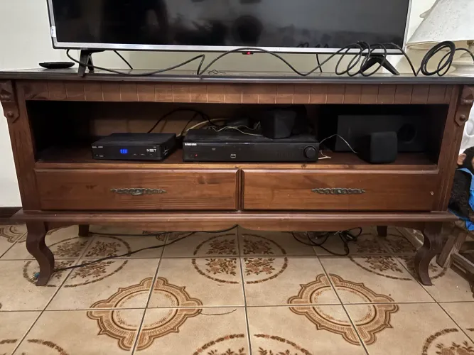 Rack para sala com duas gavetas em madeira maciça marrom