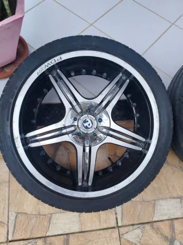 Quatro rodas com pneus? 5 furos
