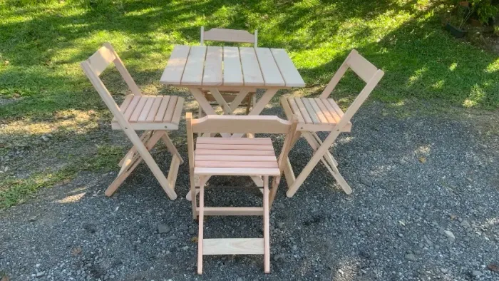Conjunto de mesa e cadeiras dobráveis