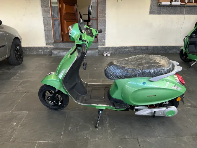 Scooter elétrica dos Minions Retrô