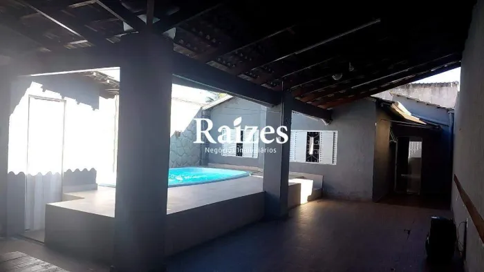 Casa à Venda em Uberlândia no Loteamento Residencial Pequis com 3 Quartos, sendo 1 Suíte, 