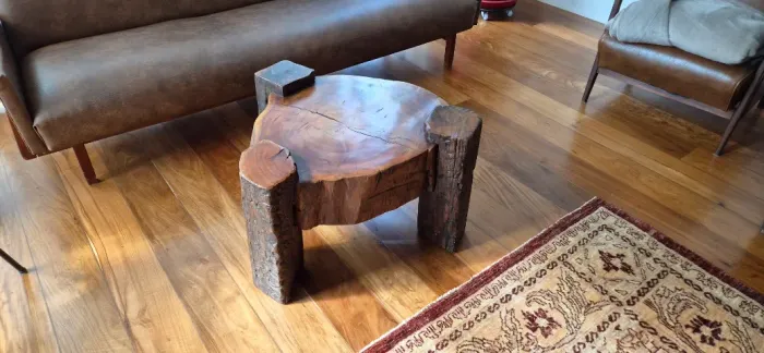mesa de centro rústica de madeira maciça (41cm alt x 70cm larg)