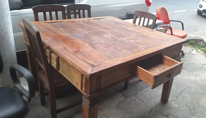 Mesa Rústica com 6 cadeiras.