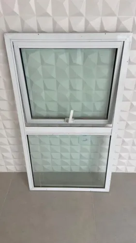 Janela de Alumínio Branco com Vidro e Abertura 0,60 cm x 107,5cm