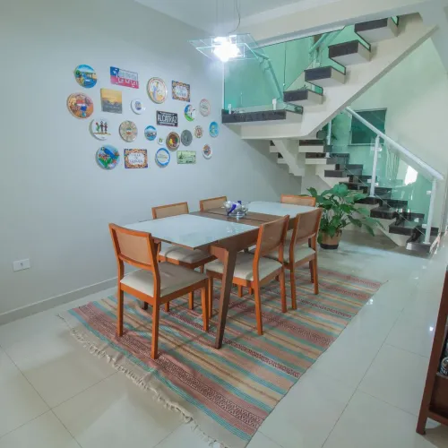 Mesa extensível com tampo de vidro e madeira com 6 cadeiras