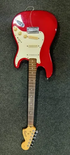 GUITARRA SQUIER BY FENDER | PEDALEIRA BOSS GT-8 |