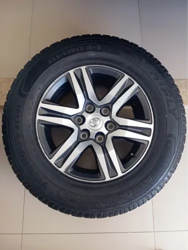 Rodas Originais da SW4 2019 aro 17 com pneus seminovos.