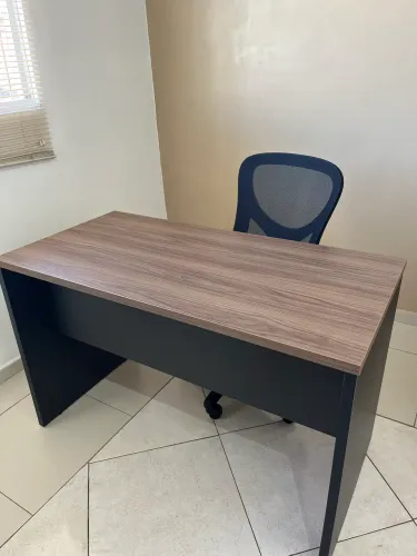 Vende-se 2 mesas e cadeira