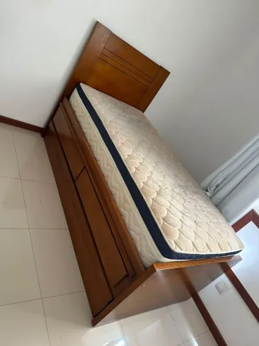 Cama para solteiro de madeira.