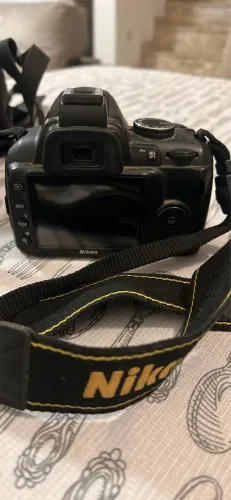 Vendo câmera Nikon D3000! Com lente 18-55mm carregador e case de transporte . Em