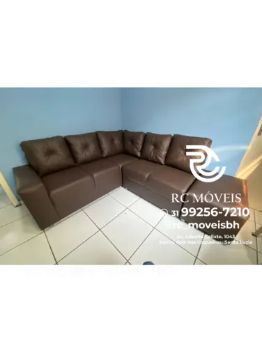 Sofá Sandero de Canto em Couro Sintético + Puff - Conforto e Elegância