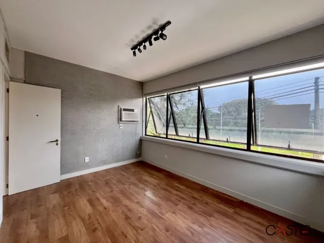 Sala Comercial para Venda- 40m2, elevador, portaria e vista- Menino Deus