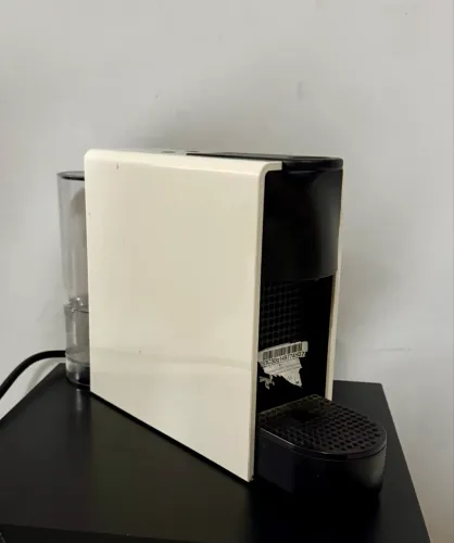 Cafeteira Nespresso + Porta-Cápsulas