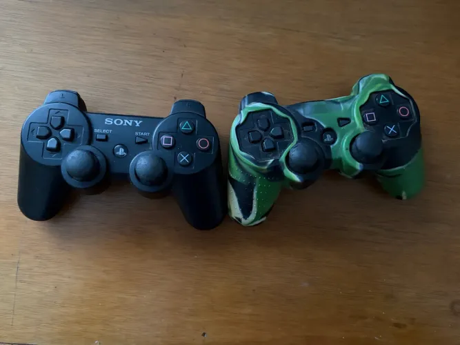 2 Controles Originais Sony PS3 DualShock 3 + Capa Protetora