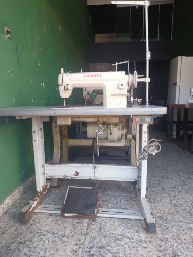 MÁQUINA DE COSTURA RETA INDUSTRIAL YAMATA LINHA BRANCA ZAP 31 993 01 41 73 COMPLETA. 