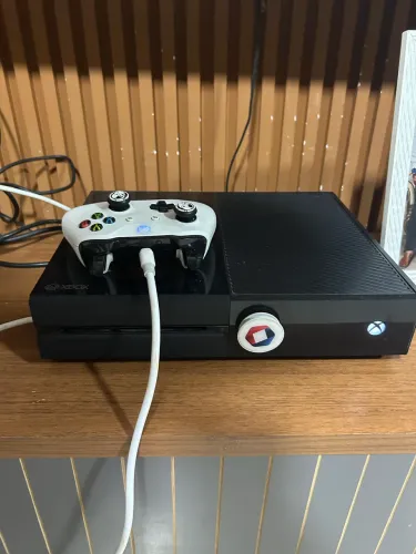 Xbox one 500gb em perfeitas condições. Com sensor kinect é um controle acompanhado do cabo