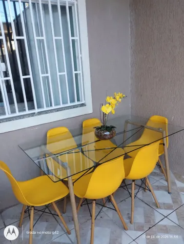 Mesa de vidro com seis cadeiras
