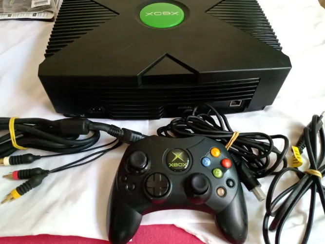 Xbox clássico completo com caixa manuais.