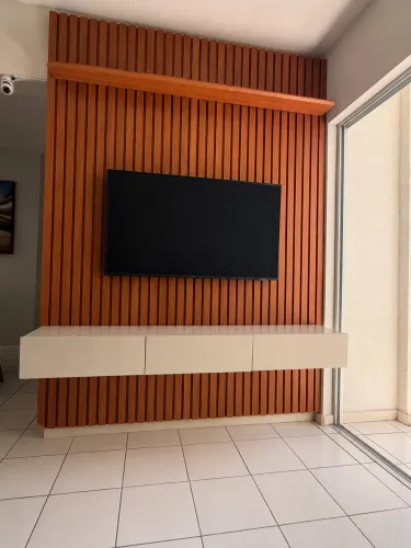 Painel ripado com 3 gavetas