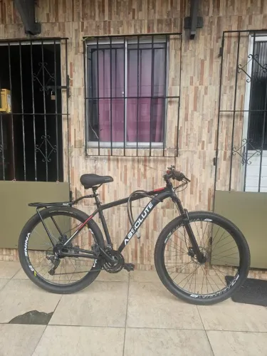 Bike absolute Nero 4, não precisa fazer nada, está ótima só pegar e andar