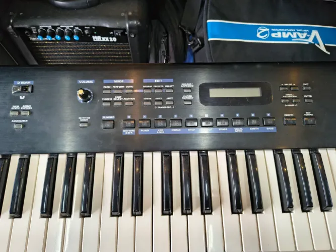 Sintetizador Roland Juno-D funcionando em perfeito estado só ligar e usar