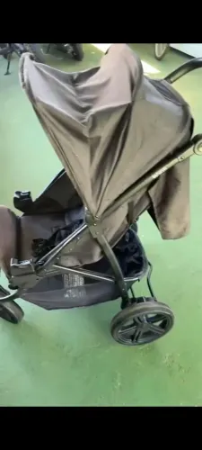 Carrinho de bebê muito conservado 