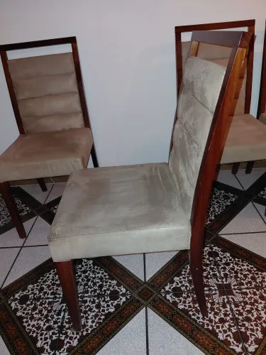 Vendo 4 cadeiras de madeira com tecido suede.