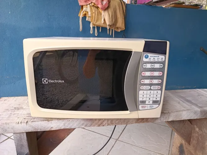 Vendo um microondas da Electrolux 20 litros Seme novo funcionando perfeitamente 