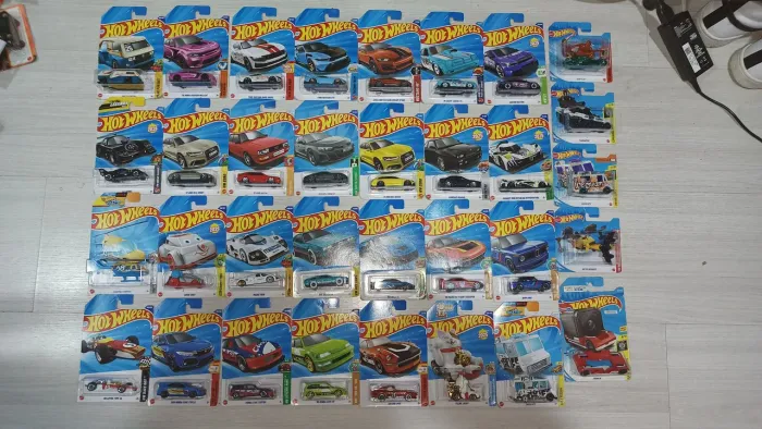 Hotwheels diversos por 25 reais cada a partir de quatro unidades