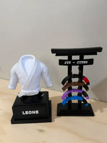 Troféu Kimono + Expositor de faixa
