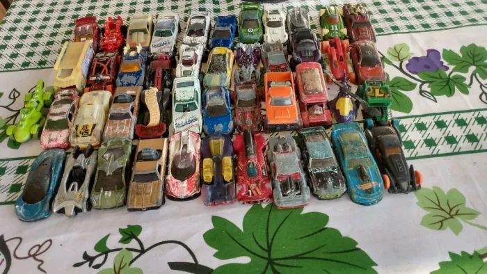 Várias carros Hotwheels semi novo.de brinquedos.