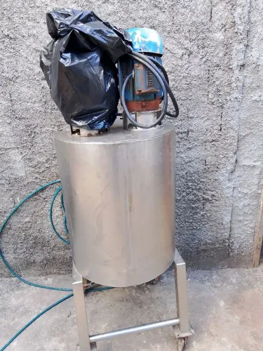 Vendo um triturador de açaí 150 litros 2 motor 5 cv