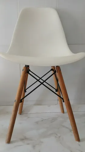 Cadeira Assento Branco com Pés de Madeira