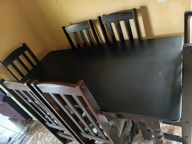 Mesa e cadeiras (pinho + mdf) 