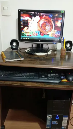 Computador, mesa e cadeiras